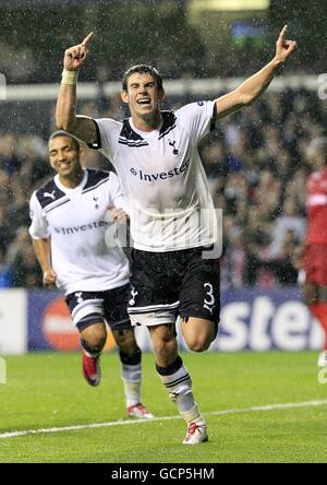 Football - Ligue des champions de l'UEFA - Groupe A - Tottenham Hotspur / FC Twente - White Hart Lane.Gareth Bale de Tottenham Hotspur célèbre le quatrième but du match de son côté Banque D'Images