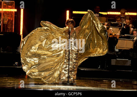 Madame Shirley Bassey au concert Welcome to Wales au Millennium Stadium de Cardiff, en prévision de la Ryder Cup. Banque D'Images