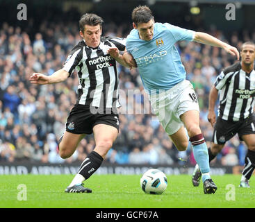 Gareth Barry de Manchester City et Joey Barton de Newcastle United (à gauche) se battent pour le ballon lors du match de la Barclays Premier League au City of Manchester Stadium, Manchester. Banque D'Images