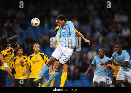 Football - finale de l'UEFA Europa League - deuxième étape - Manchester City / FC Timisoara - City of Manchester Stadium.Joao Alves JO (au centre) de Manchester City dirige la balle vers le but. Banque D'Images