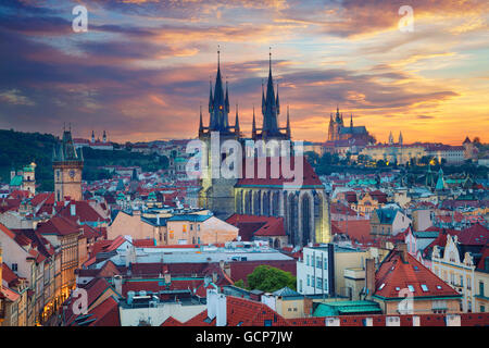 Prague. image de Prague, capitale de la République tchèque, pendant le coucher du soleil spectaculaire. Banque D'Images