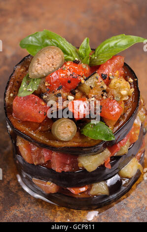 Avant-goût de l'aubergine frite avec les dés de tomates, câpres, épices aromatisées Banque D'Images