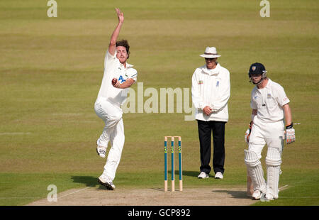 Ryan Sidebottom du Nottinghamshire (à gauche) pendant le LV County Championship, match de la Division 1 au terrain de cricket international Emirates Durham, Chester-le-Street, Durham. Banque D'Images