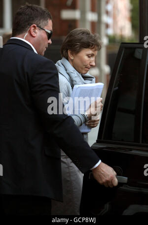 Marina Litvinenko, veuve d'Alexandre Litvinenko, part à la suite d'une manifestation de Stategy 31 devant l'ambassade de la Fédération de Russie, à Kensington, dans l'ouest de Londres. Banque D'Images