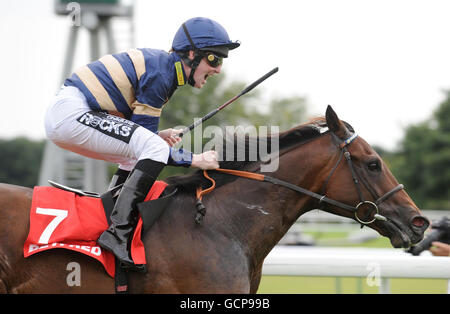 Courses hippiques - Betfred Sprint Cup Day - Haydock Racecourse.Markab, monté par Pat Cosgrave, remporte la Betfred Sprint Cup lors de la Betfred Sprint Cup Day à l'hippodrome de Haydock, à Merseyside. Banque D'Images