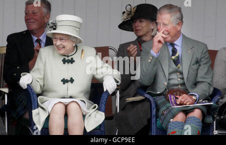 La reine Elizabeth II et le prince de Galles assistent aux Jeux du Braemar Highland à Braemar, en Écosse. Banque D'Images