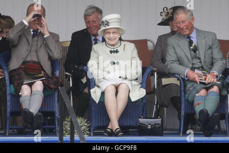 Le duc d'Édimbourg (à gauche), la reine Elizabeth II (au centre) et le prince de Galles (à droite) assistent aux Jeux du Braemar Highland à Braemar, en Écosse. Banque D'Images