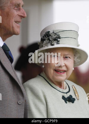 La reine Elizabeth II et le duc d'Édimbourg assistent aux Jeux du Braemar Highland à Braemar, en Écosse. Banque D'Images