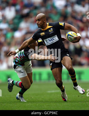 Wasps Tom Varndell est attaqué par Harlequins Mike Brown lors du match Aviva Premiership à Twickenham, Londres. Banque D'Images