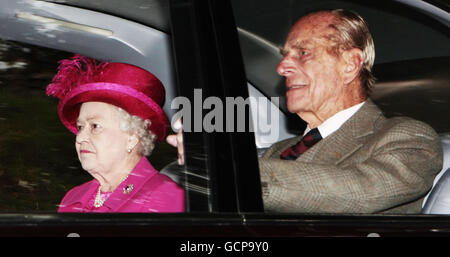 La Reine et le prince Philip quittent Crathie Kirk en Écosse après le service du dimanche. Banque D'Images