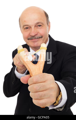 Personnes âgées businessman en costume avec slingshot tir papier froissé Banque D'Images