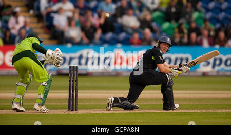 Les chauves-souris Eoin Morgan d'Angleterre regardées par le gardien de cricket pakistanais Kamran Akmal pendant la première Twenty20 internationale au stade SWALEC, à Cardiff. Banque D'Images