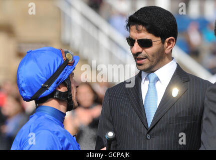 Le jockey Frankie Dettori parle à l'entraîneur de Godolphin Saeed bin Suroor (à droite) dans le défilé sur le thème Bienvenue à la Journée de la coupe Doncaster du Yorkshire à l'hippodrome de Doncaster. Banque D'Images