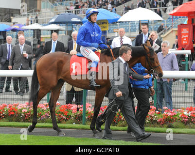 Farhh est monté par Frankie Dettori dans l'anneau de parade avant d'être retiré après avoir été déstabilisé dans les stalles au début de la Frank Whittle Conditions de partenariat mises sur le jour de bienvenue à la Yorkshire Doncaster Cup Day à l'hippodrome de Doncaster. Banque D'Images