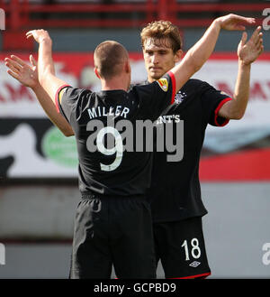 Kenny Miller (à gauche) célèbre avec son coéquipier Nikica Jelavic lors du match de la Clydesdale Bank Scottish Premier League à New Douglas Park, Hamilton. Banque D'Images