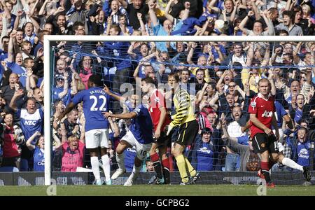 Football - Barclays Premier League - Everton / Manchester United - Goodison Park.Mikel Arteta d'Everton célèbre le troisième but du match de son côté Banque D'Images