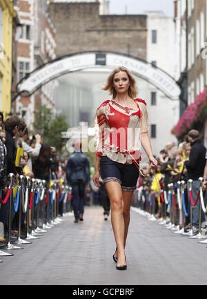 Carnaby Street défilé du 50e anniversaire Banque D'Images