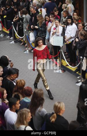 Un modèle fait le tour de Carnaby, célébrant le 50e anniversaire de Carnaby Street et présentant 120 looks clés automne/hiver des boutiques et boutiques de Carnaby.APPUYEZ SUR ASSOCIATION photo.Date de la photo: Samedi 11 septembre 2010.Le crédit photo devrait se lire: David Parry/PA Wire Banque D'Images