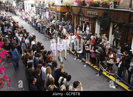 Carnaby Street défilé du 50e anniversaire Banque D'Images