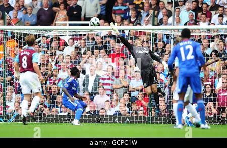 Soccer - Barclays Premier League - West Ham United v Chelsea - Upton Park.Salomon Kalou, de Chelsea, suit le fumble du gardien de but de West Ham United Robert Green pour marquer le deuxième but de son côté Banque D'Images