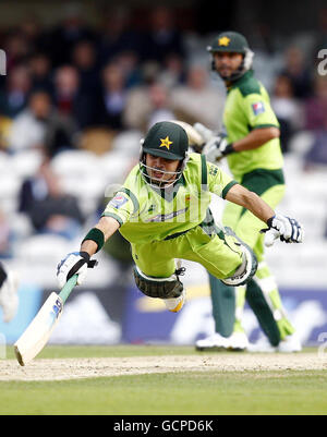 Cricket - série NatWest - troisième Journée internationale - Angleterre / Pakistan - le Brit Insurance Oval.Le Fawad Alam du Pakistan plonge pour éviter une rupture pendant la troisième journée internationale à l'Oval d'assurance Brit, Londres. Banque D'Images