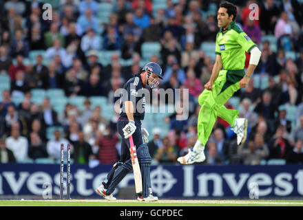 Andrew Strauss, d'Angleterre, part après avoir été séduit par Umar Gul (à droite), au Pakistan, lors de la troisième journée internationale à l'Oval d'assurance Brit, à Londres. Banque D'Images