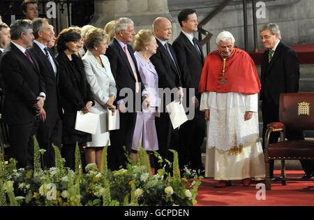 Le pape Benoît XVI arrive avec le Président de la Chambre des communes John Bercow pour prononcer un discours à Westminster Hall, Londres, le deuxième jour de sa visite d'État où il a été accueilli (de gauche à droite) par Gordon Brown, Tony Blair, Cherie Blair, Lady Norma Major, Sir John Major, Baronne Thatcher, William Hague et Nick Clegg. Banque D'Images