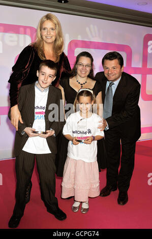 Alexander Ellwood (avant gauche), 10 ans, de Durham, avec Kesia Symcox, 8 ans, de Surrey (avant droit), avec Penny Lancaster, la mère de Benedicte Symcox Kesia, et le présentateur de télévision Chris Hollins, au WellChild Awards à l'hôtel Intercontinental dans le centre de Londres, ce soir. Banque D'Images