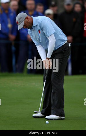 Golf - 38e Ryder Cup - Europe / Etats-Unis - Premier jour - Celtic Manor Resort.Aux États-Unis, Stewart Cink trous a mis sur le 10ème vert pour gagner le trou Banque D'Images