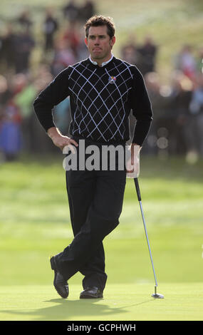 Golf - 38e Ryder Cup - Europe / Etats-Unis - deuxième jour - Celtic Manor Resort.Le européen Lee Westwood regarde un putt amérindien sur le 16e vert pendant la Ryder Cup au Celtic Manor, Newport. Banque D'Images