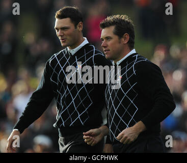 Golf - 38e Ryder Cup - Europe / Etats-Unis - deuxième jour - Celtic Manor Resort.Lee Westwood (à droite) et Martin Kaymer d'Europe après avoir remporté le premier quart de tour lors de la Ryder Cup au Celtic Manor, Newport. Banque D'Images