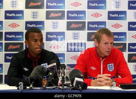 - L'UEFA Football Championnat d'Europe des moins de 21 2011 - Qualifications - Groupe 9 - Angleterre v Italie - Angleterre la formation et appuyez sur C... Banque D'Images