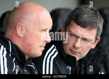 Craig Levein (à droite), directeur écossais, et Peter Houston, assistant, lors d'une séance d'entraînement au New St Mirren Park, à Paisley. Banque D'Images