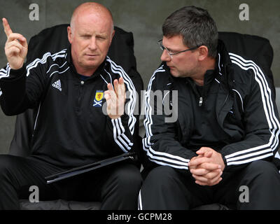 Craig Levein (à droite), directeur écossais, et Peter Houston, assistant, lors d'une séance d'entraînement au New St Mirren Park, à Paisley. Banque D'Images