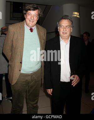Stephen Frears (à droite) avec Stephen Fry à la première britannique de Tamara Drewe, à l'Odeon Leicester Square, dans le centre de Londres. Banque D'Images