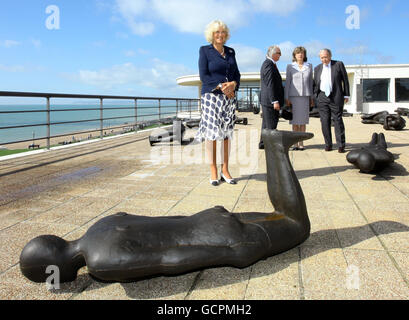 La duchesse de Cornwall voit une exposition d'Antony Gormley de 60 statues au sommet du Pavillon de la Warr à Bexhill-on-Sea, dans l'est du Sussex, lors d'une visite pour marquer le 75e anniversaire de l'édifice. Banque D'Images