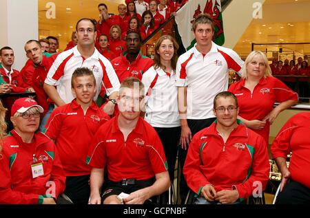 L'équipe des Jeux du Commonwealth galloise pose pour une photo de groupe d'équipe lors de l'envoi à John Lewis, Cardiff. Banque D'Images