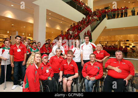 L'équipe des Jeux du Commonwealth galloise pose pour une photo de groupe d'équipe lors de l'envoi à John Lewis, Cardiff. Banque D'Images