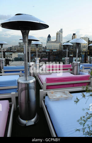 Une vue générale sur le jardin sur le toit à Shoreditch House dans l'est de Londres. Banque D'Images