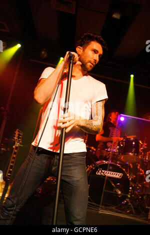 Marron 5 à la Scala - Londres.Adam Levine de Maroon 5 se produit sur scène à la Scala de Londres. Banque D'Images