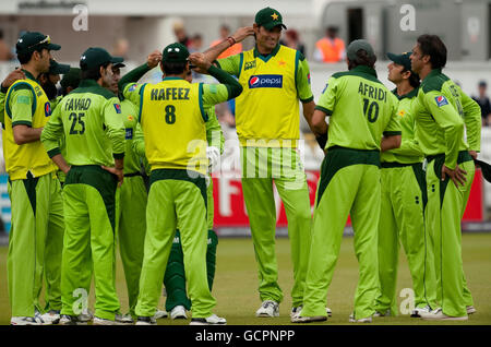 Mohammad Irfan, du Pakistan, a reçu sa casquette avant l'International First One Day à l'Emirates Durham ICG, Durham. Banque D'Images