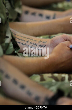 Un passage du poème « for the Fallen » tatoué sur le bras d'un soldat des Argyll et Sutherland Highlanders, 5e Bataillon, Royal Regiment of Scotland, alors qu'ils assistent à un service de pré-déploiement à la cathédrale de Canterbury dans le Kent, avant de se préparer à partir pour l'Afghanistan. Banque D'Images