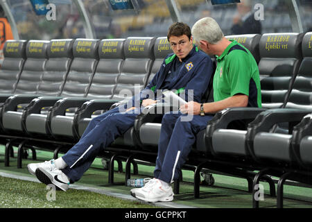 Jonny Evans (à gauche), d'Irlande du Nord, est assis sur le banc avec le directeur Nigel Worthington après avoir été retiré de l'équipe avec une blessure. Banque D'Images