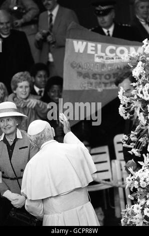 Le pape Jean-Paul II reconnaît la foule accueillante alors qu'il arrive à la gare Victoria pour sa visite pastorale de six jours. Banque D'Images