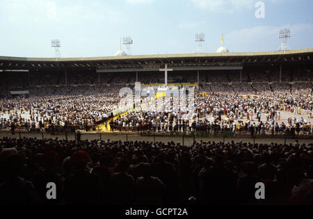 Une vue de la messe en plein air conduite par le Pape Jean-Paul II dans le stade de Wembley. Banque D'Images