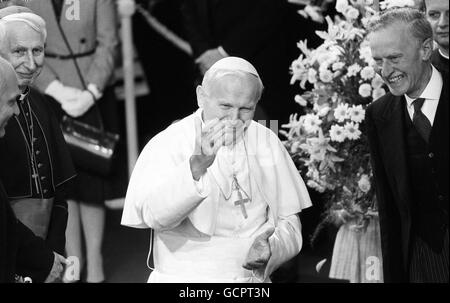 Le Pape Jean-Paul II reconnaît les foules accueillantes à son arrivée à la Station pour commencer sa visite pastorale de six jours. Banque D'Images