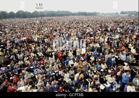 Une vue d'une partie de la vaste foule rassemblée pour la messe en plein air conduite par le Pape Jean-Paul II, aujourd'hui à Manchester Banque D'Images