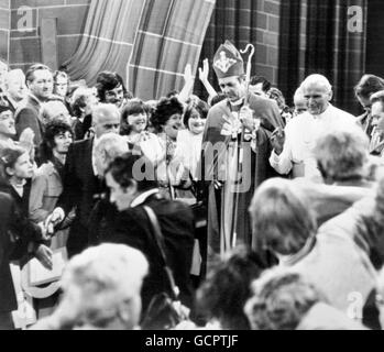 L'évêque de Liverpool, le Révérend droit David Sheppard (à gauche) escorte le pape Jean-Paul II à travers la foule alors qu'ils entrent dans la cathédrale anglicane de Liverpool Banque D'Images