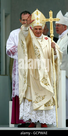Le pape Benoît XVI pendant la messe pour béatifier le cardinal John Henry Newman à Cofton Park, Rednal, Birmingham, le dernier jour de sa visite d'État au Royaume-Uni. Banque D'Images