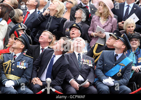 Le Premier ministre David Cameron et le prince William avec des dignitaires observent un survol lors du Service commémoratif national pour le 70e anniversaire de la bataille d'Angleterre à l'abbaye de Westminster. Banque D'Images